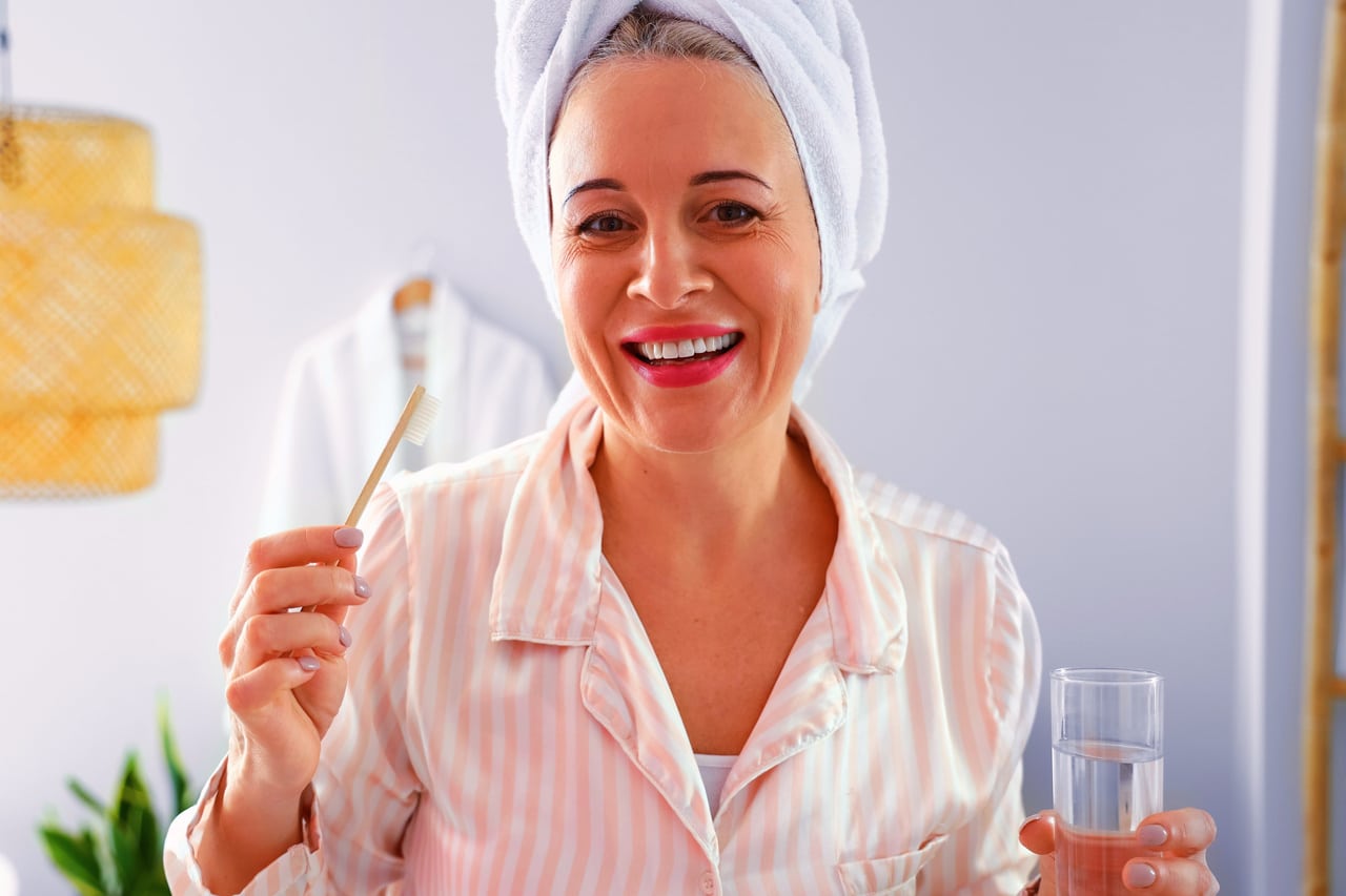 Eau oxygénée (peroxyde d’hydrogène) : une solution économique pour blanchir les dents, mais pas que