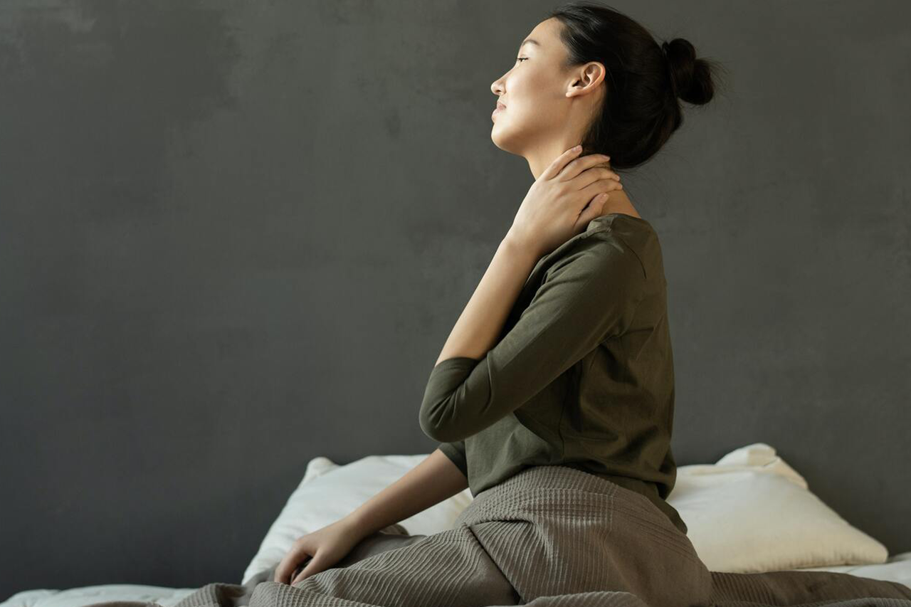 Prise de poids inexpliquée : les 6 signes cachés d’un problème de thyroïde (et une solution naturelle)