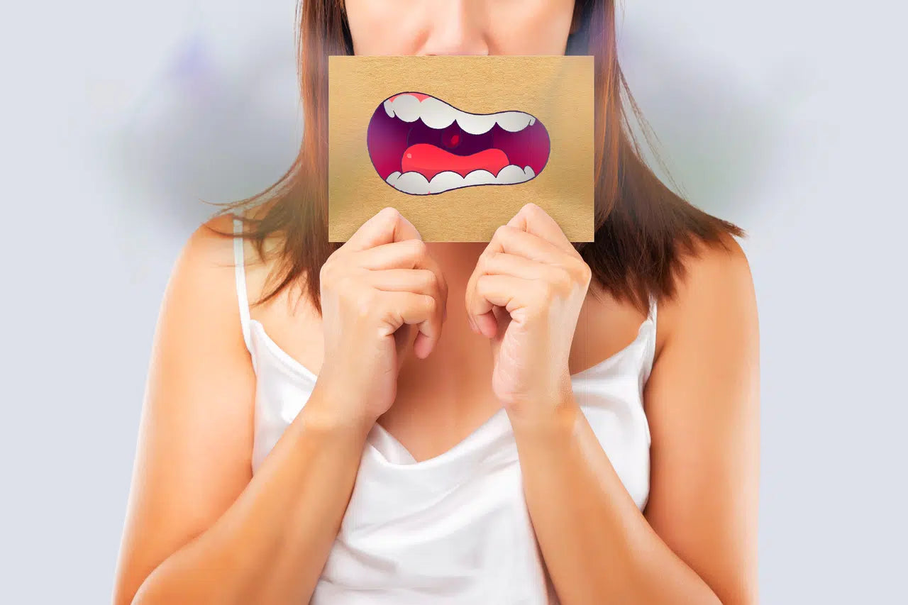 Les 14 causes de la mauvaise haleine (et les solutions naturelles pour s’en débarrasser)