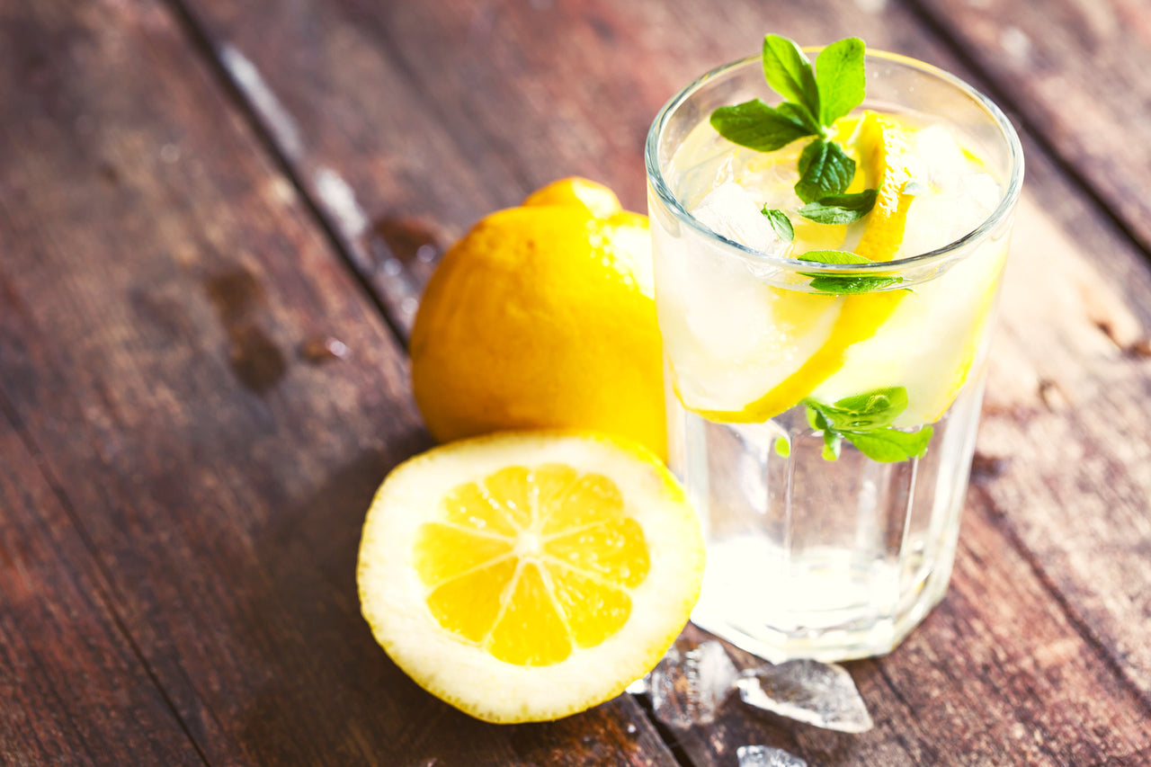 Une consommation excessive d’eau citronnée peut nuire à votre santé (et à vos dents !)